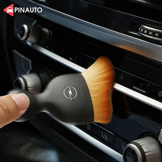 Pył wnętrza samochodu zamiatający miękki pędzel